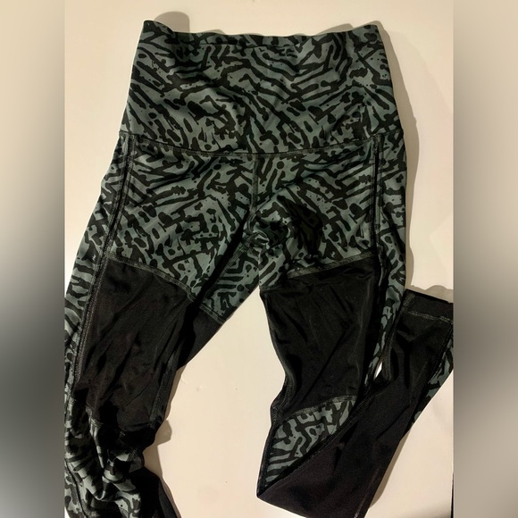 Patterned workout leggings with mesh panels - Picture 1 of 3